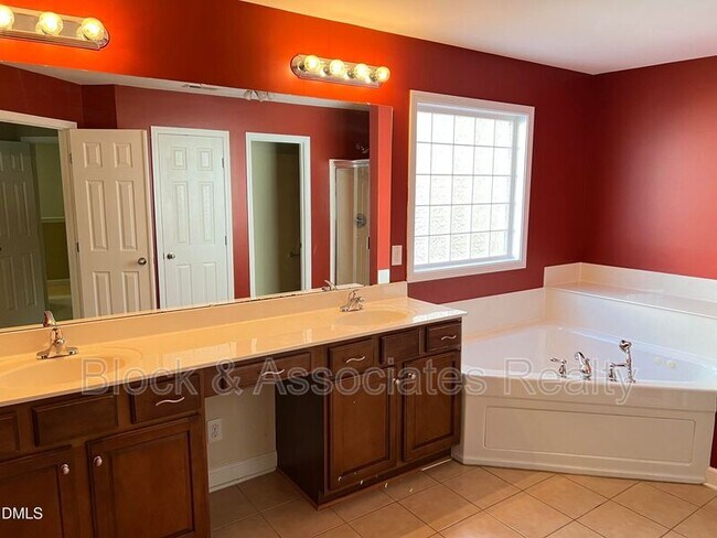 Building Photo - 936 Bentbury Way
