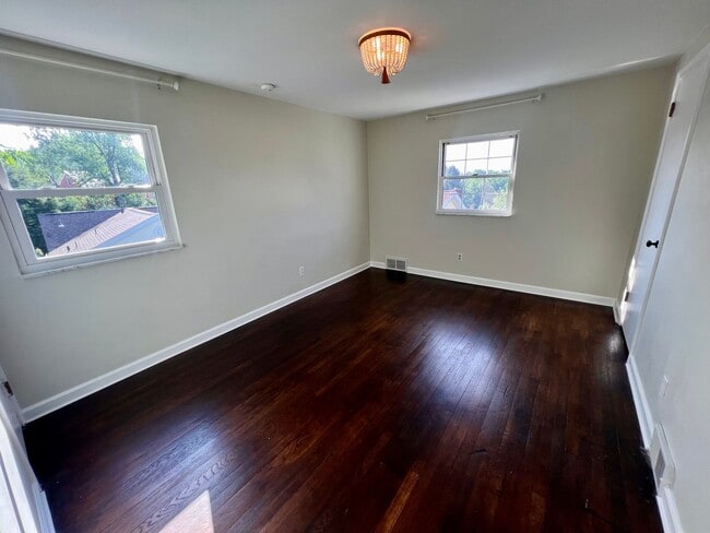 Building Photo - Brentwood - Stunning 3 Bedroom 2 Bathroom ...
