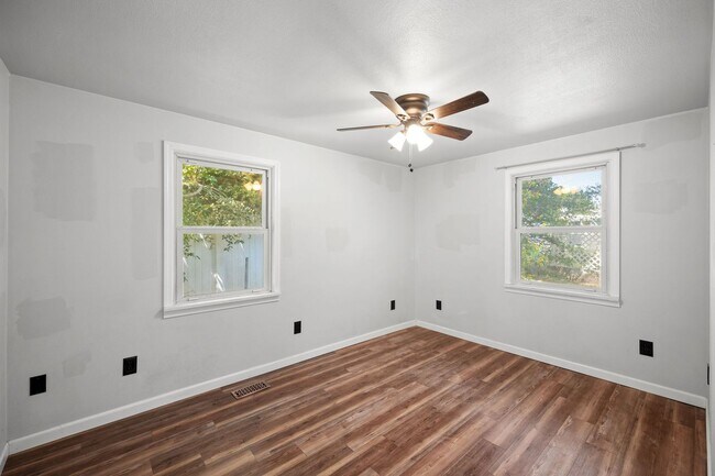 Building Photo - Lidgerwood Area 4 Bedroom 2 Bathroom Home!