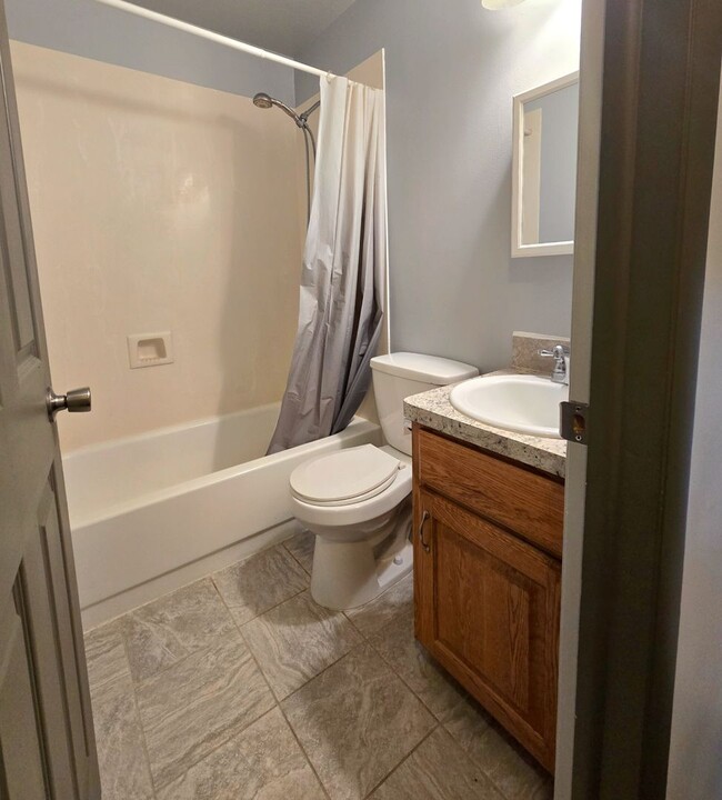 Building Photo - Large, Pet Friendly 5 Bedroom, 3 Bathroom Home for Rent in Ammon!  Fenced Backyard & Garage!  By ...