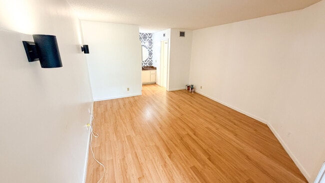 Building Photo - 6475 W Oakland Park Blvd