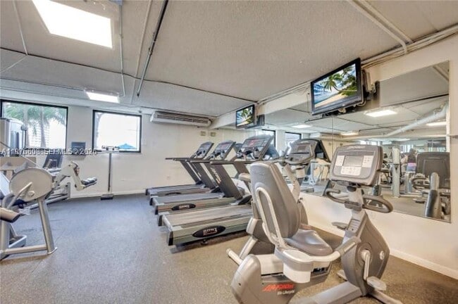 Building Photo - 999 Brickell Bay Dr