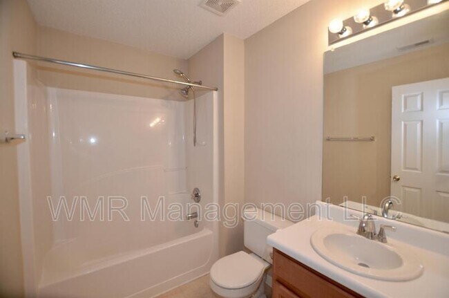 Building Photo - 2011 Oakbriar Cir