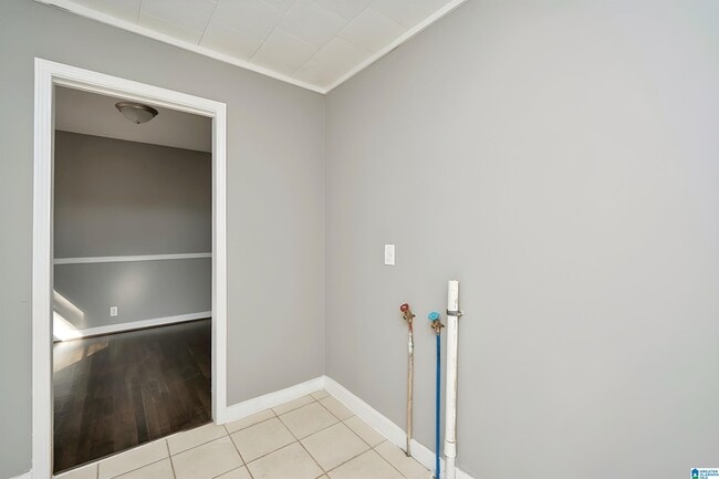 Building Photo - 832 Alden Ave