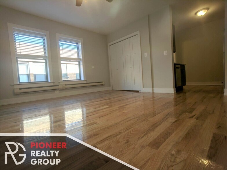 Building Photo - 813 W Cornelia Ave