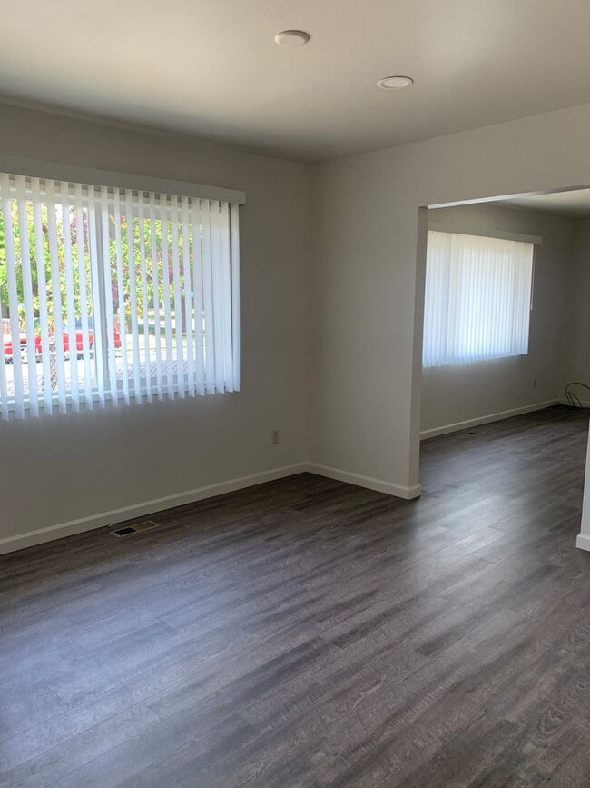 Building Photo - Updated home!