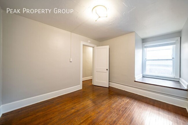 Building Photo - MOVE IN NOW! Newly Renovated Townhome! Loc...