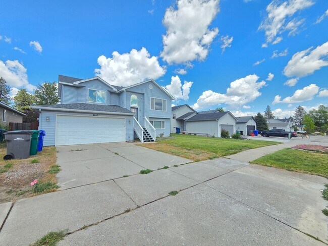 Building Photo - $2,800 - 3 Bed / 2 Bath Beautiful and Spacious Home with a Fully Fenced backyard