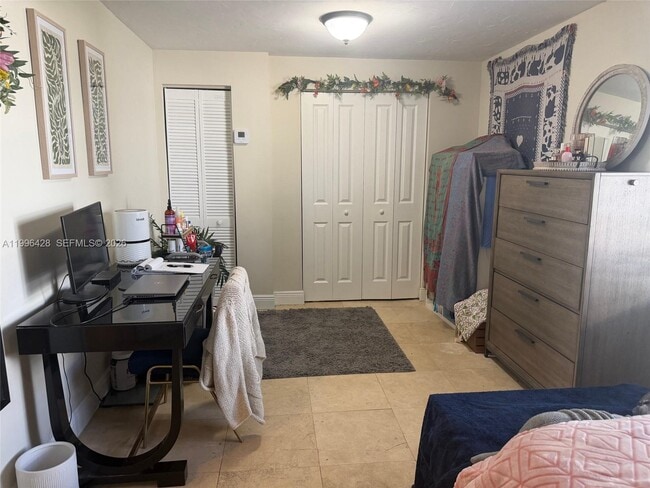 Building Photo - 5116 SW 57th Ave