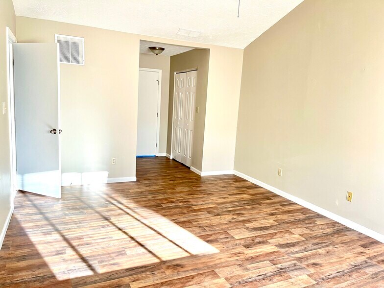 Building Photo - 3660 Walden Dr