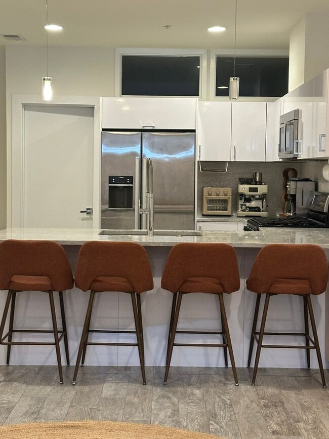 Building Photo - 1 Bedroom, 2 Bath Condo