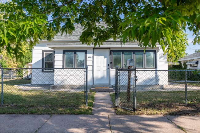 Building Photo - 600 E 8th St