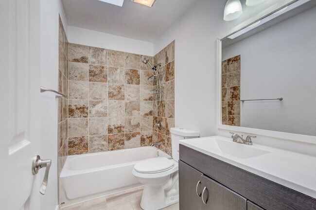 Building Photo - "Charming 3-Bedroom Haven in Boulder – Cozy 850 Sq Ft with 1.5 Baths!"