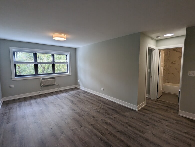 Building Photo - 511 W Barry Ave
