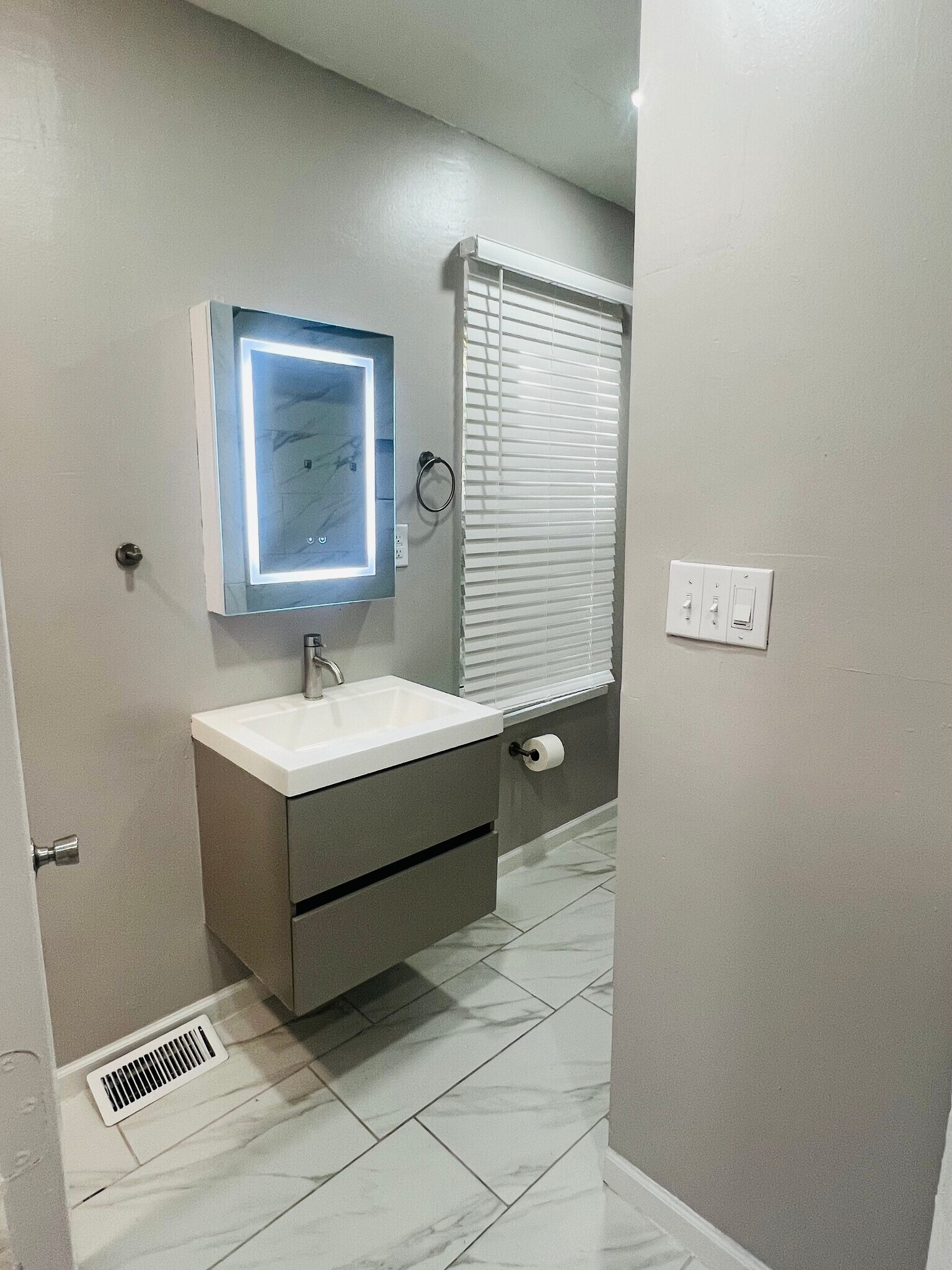 Bathroom - 242 N 8th St