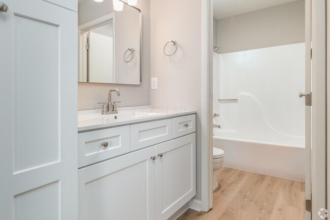 Building Photo - 2 Rockcreek Dr