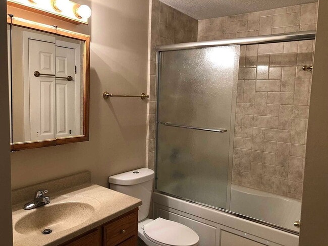 Building Photo - "Charming 3-Bed Oasis with Granite Touches...