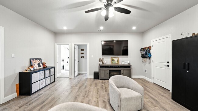 Building Photo - 2330 Sunset Ridge