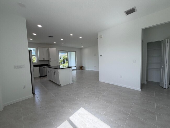 Building Photo - 4402 Longwood Lake Sq