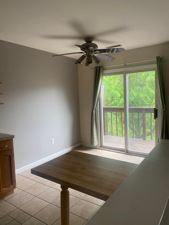 Building Photo - Cozy 2 Bedroom Condo