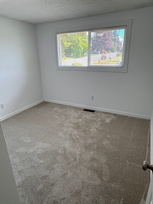 Building Photo - Single Level Home w/HUGE fenced yard, AC, W/D, Garage & More!