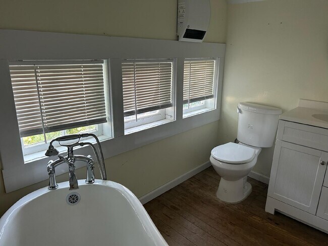 Building Photo - 1 Monroe Bay Ave