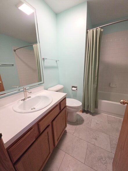 Building Photo - 10 Waverly Ct