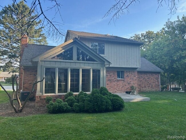 Building Photo - 221 Torrent Ct