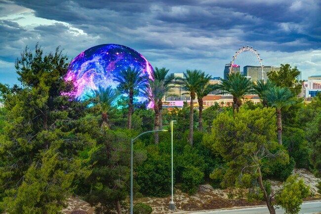 Building Photo - 360 E Desert Inn Rd