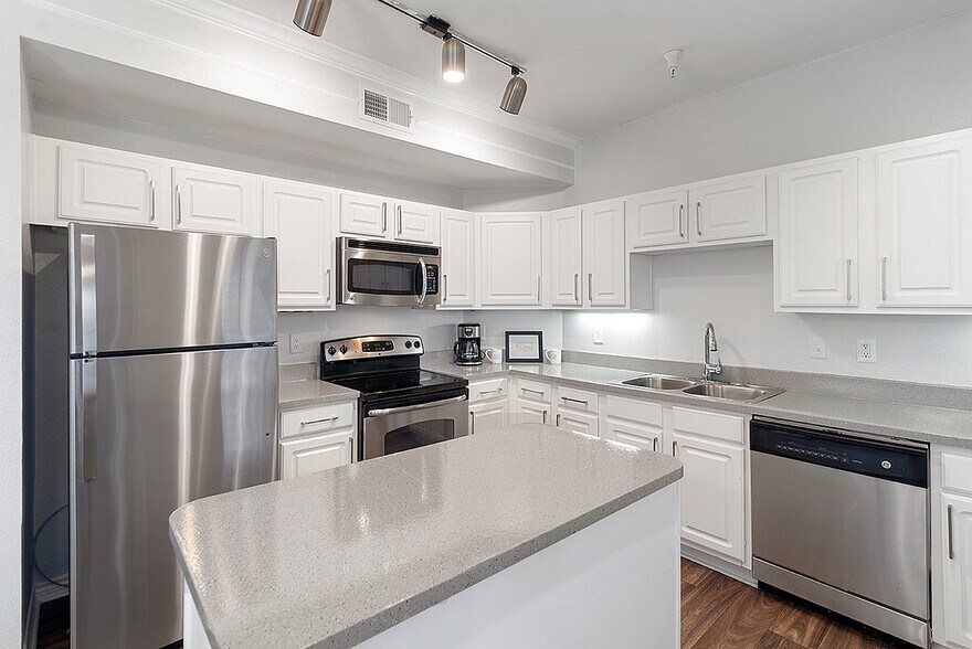 Apartment_Kitchen_007_Providence_in_The_Park_Apartments - Park Haven West Arlington