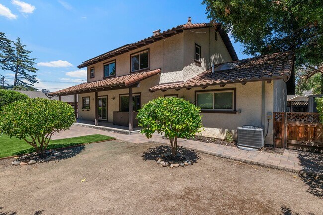 Building Photo - 3 Bedroom 2.5 Bathroom SFH in Los Altos!