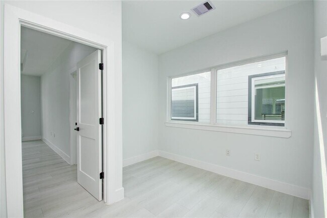 Building Photo - 2408 Dalview St