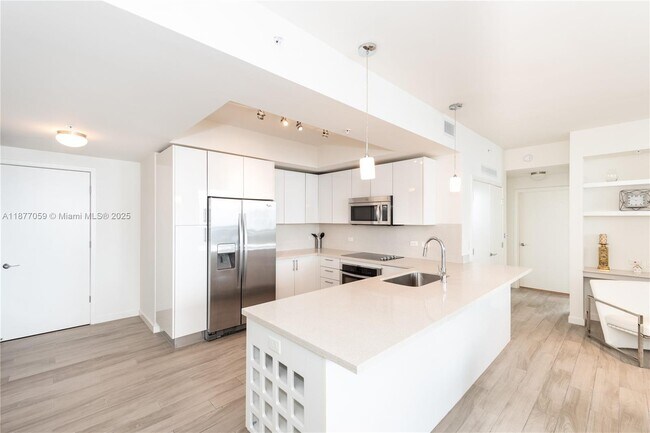 Building Photo - 999 SW 1st Ave