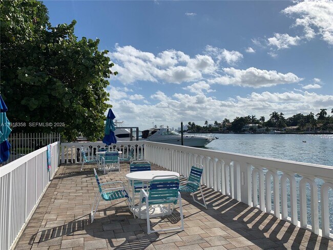 Building Photo - 1455 N Treasure Dr