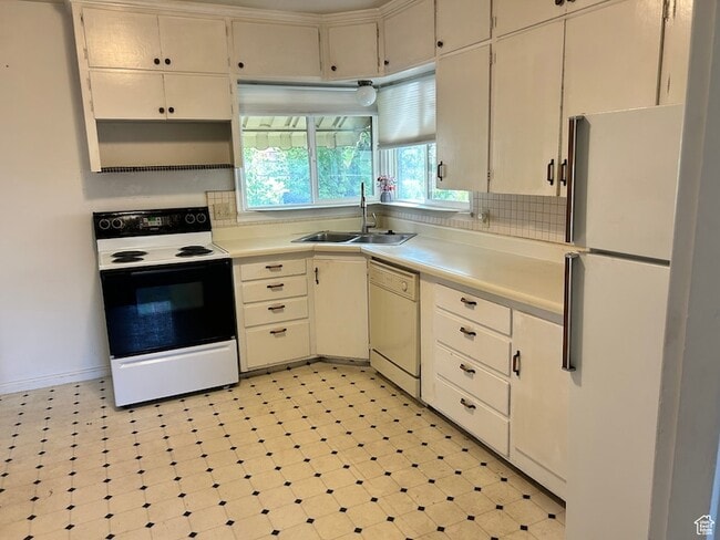 Building Photo - 3580 Van Buren Ave