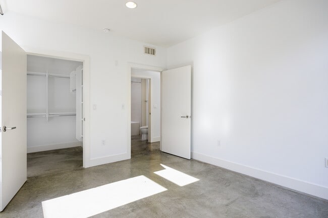 Building Photo - 119 S Los Robles Ave