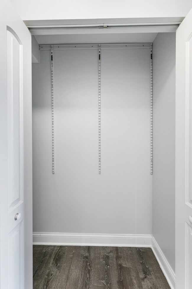 Building Photo - 6201 N Kenmore Ave