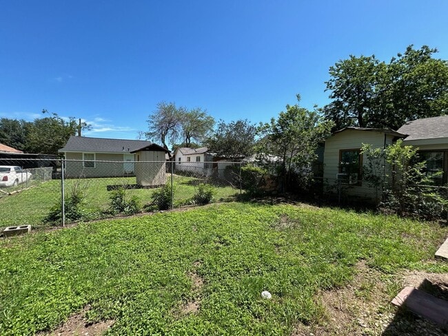Building Photo - COMING SOON! Cute 3 Bedroom, 1 Bath Close to Downtown San Antonio.