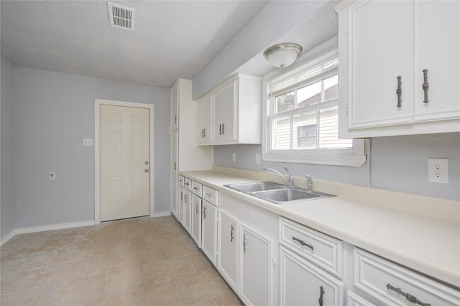 Building Photo - 1427 W 6th St