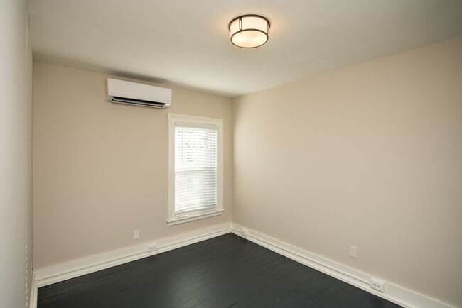 Building Photo - 130 Van Dam St