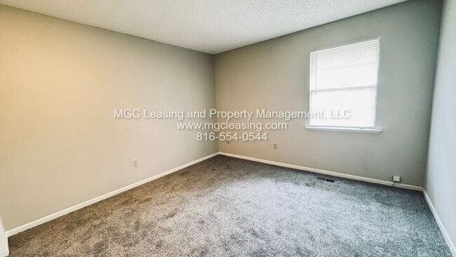 Building Photo - Lee's Summit Townhome w/ Unfinished Baseme...