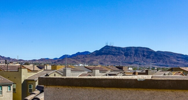 Building Photo - Stunning 360 Strip, Mountain and City Roof...