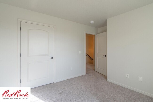 Building Photo - 3 Bedroom Townhome in Buena Vista Community