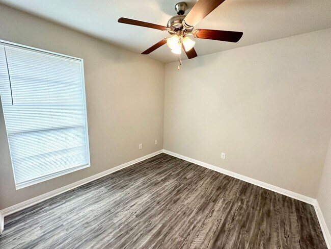 Building Photo - Charming home in Midway ISD.