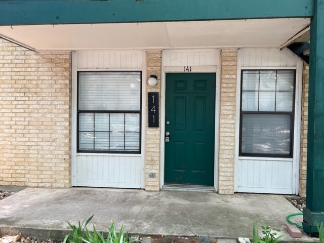 Building Photo - 1624 Aquarena Springs Dr