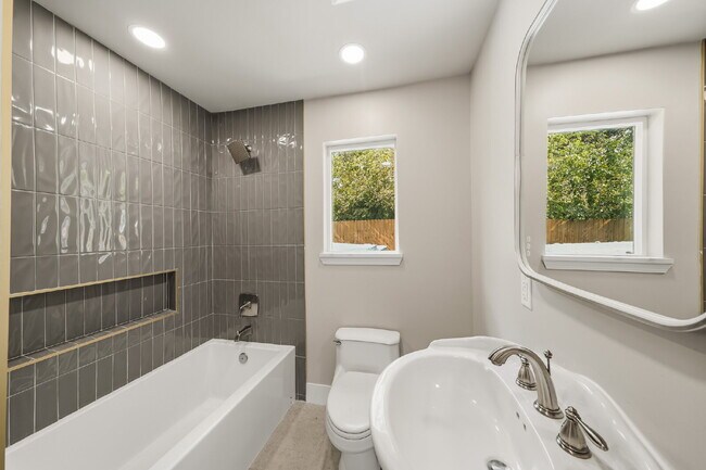 Building Photo - Fully Renovated 4-Bedroom in Northwest Houston with a Private Gated Drive