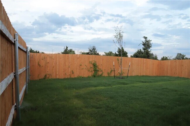 Building Photo - 3004 Tweedy Trail
