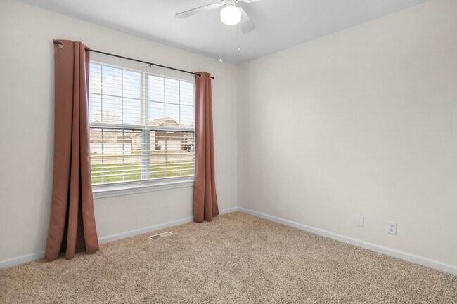 Building Photo - 3817 Roscommon Way