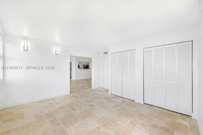 Building Photo - 1420 Brickell Bay Dr