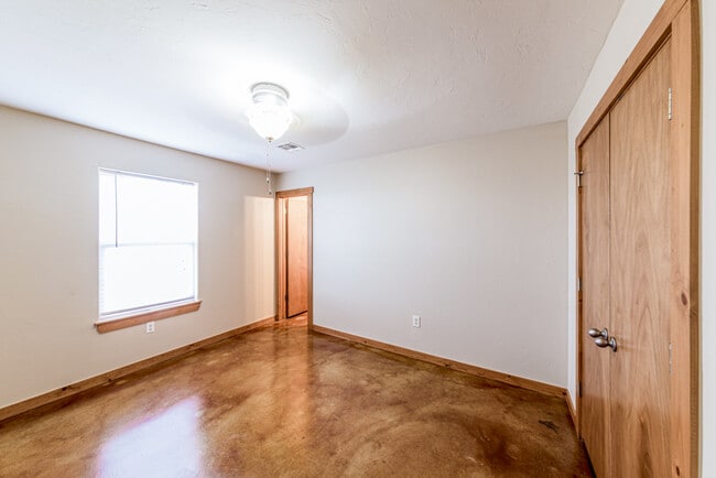 Building Photo - 2607 W 58th St